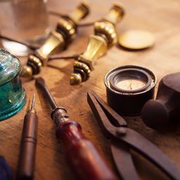 Youssef : restauration de meubles anciens en Occitanie