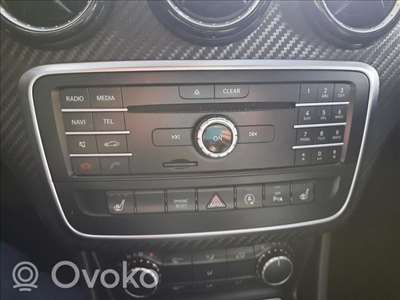 Voici un exemple d'un poste de radio de voiture à réparer