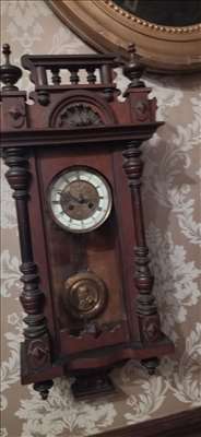 Voici un exemple d'une horlogerie antique à réparer