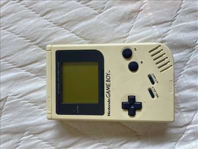Voici un exemple d'une console de jeux mobile Game Boy à réparer