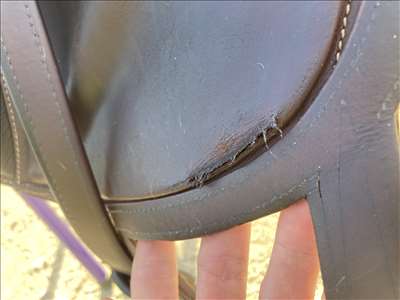 Voici un exemple d'une selle de cheval en cuir à réparer