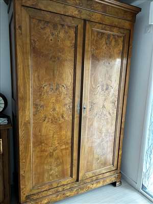Voici un exemple d'un mobilier de chambre à réparer
