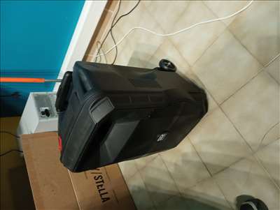 Voici un exemple d'une enceinte de sonorisation à réparer