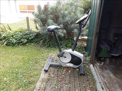 Voici un exemple d'un vélo de cardio-training à réparer