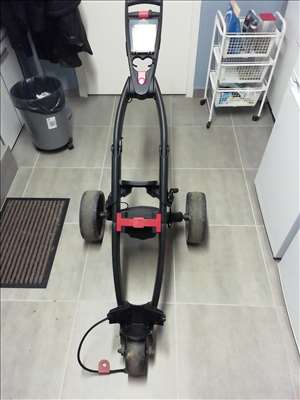 Voici un exemple d'un caddy de golf à réparer