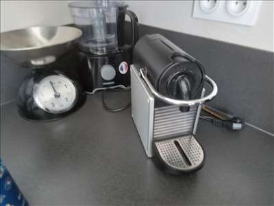 Voici un exemple d'une machine à café moderne à réparer