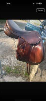 Voici un exemple d'une selle de cheval en cuir à réparer