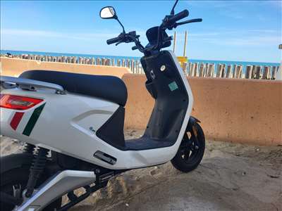 Voici un exemple d'un véhicule électrique à deux roues à réparer