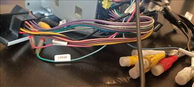 Voici un exemple d'un système audio embarqué à réparer