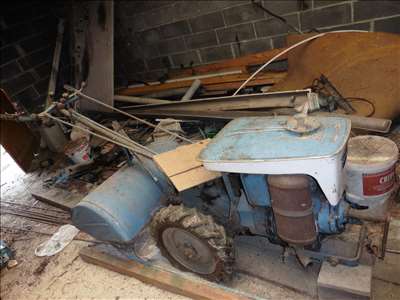 Voici un exemple d'un tracteur de jardin à réparer