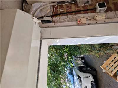 Voici un exemple d'une porte de garage à réparer