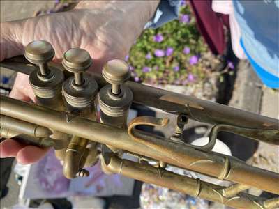 Voici un exemple d'un instrument de musique à vent à réparer