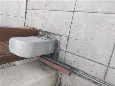 Voici un exemple d'un portail de maison à réparer