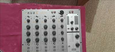 Voici un exemple d'une console audio à réparer