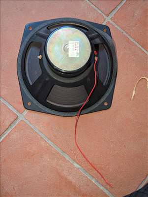 Voici un exemple d'une enceinte acoustique à réparer