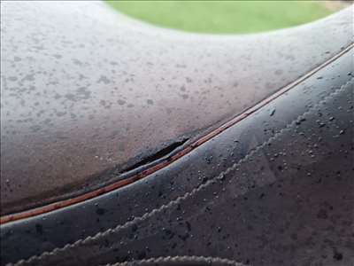 Voici un exemple d'une selle de cheval en cuir à réparer