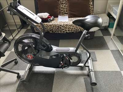 Voici un exemple d'un vélo elliptique de cardio-training à réparer