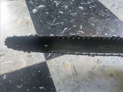 Voici un exemple d'une scie à moteur à réparer