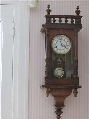 Voici un exemple d'une horlogerie antique à réparer