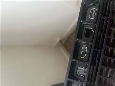 Voici un exemple d'une Sony PlayStation 4 à réparer