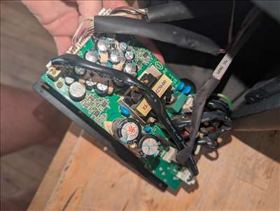 Voici un exemple d'une enceinte acoustique à réparer