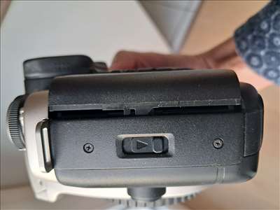 Voici un exemple d'un boîtier photographique argentique à réparer