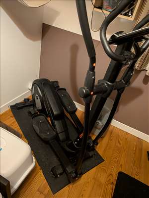 Voici un exemple d'un vélo elliptique de cardio-training à réparer