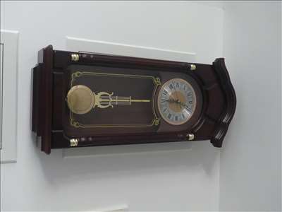 Voici un exemple d'une horloge à accrocher à réparer