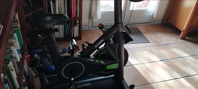 Voici un exemple d'un vélo de cardio-training à réparer