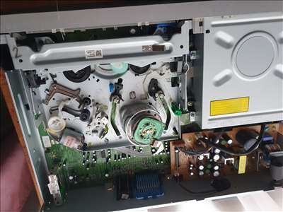 Voici un exemple d'un lecteur de cassettes VHS à réparer