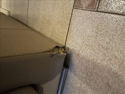 Voici un exemple d'un canapé modulaire à réparer