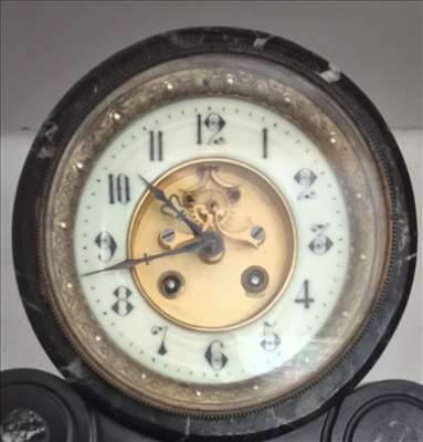 Voici un exemple d'une horlogerie antique à réparer