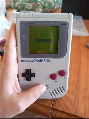 Voici un exemple d'une console de jeux mobile Game Boy à réparer