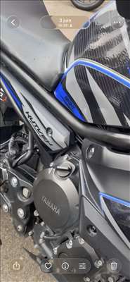 Voici un exemple d'une selle de moto à réparer