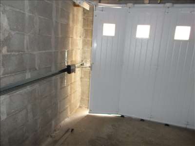 Voici un exemple d'une porte de garage à réparer