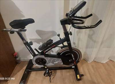 Voici un exemple d'un vélo de cardio-training à réparer