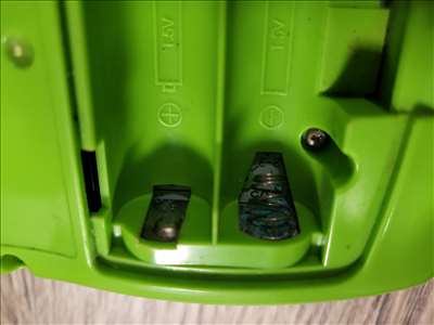 Voici un exemple d'une console de jeux mobile Game Boy à réparer