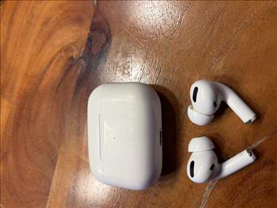 Voici un exemple d'une paire d'écouteurs AirPods à réparer