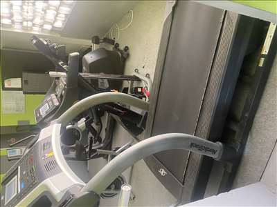 Voici un exemple d'un tapis de course à pied à réparer