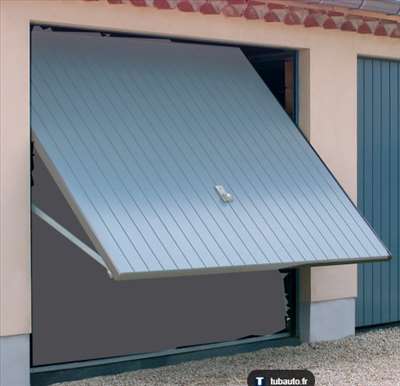 Voici un exemple d'une porte de garage à réparer