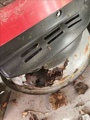 Voici un exemple d'un tracteur tondeuse à gazon à réparer