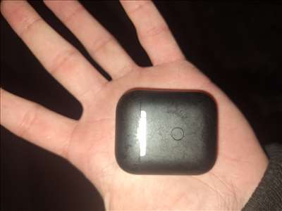 Voici un exemple d'une paire d'écouteurs AirPods à réparer