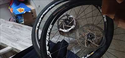 Voici un exemple d'un pneu déchiré à réparer