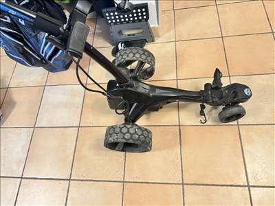 Voici un exemple d'un caddy de golf à réparer