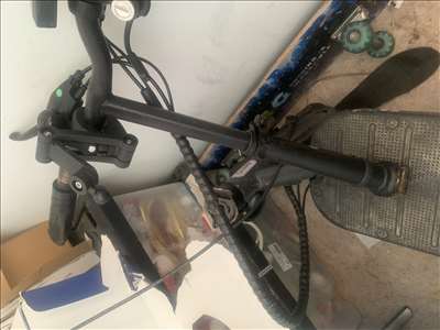 Voici un exemple d'un engin à deux roues électrique à réparer