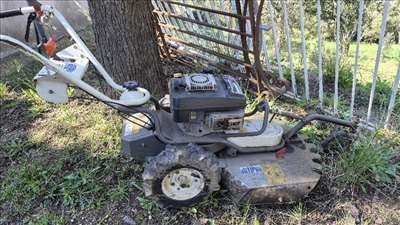 Voici un exemple d'une débroussailleuse à réparer