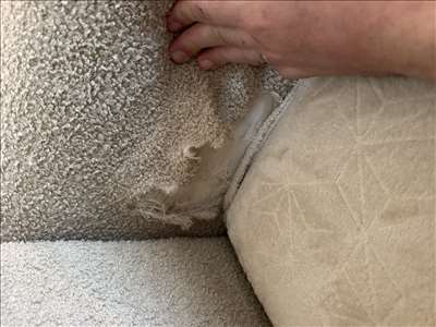 Voici un exemple d'un canapé modulaire à réparer