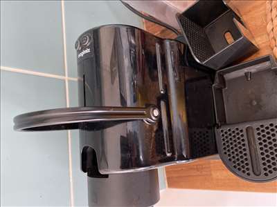 Voici un exemple d'une machine à café moderne à réparer