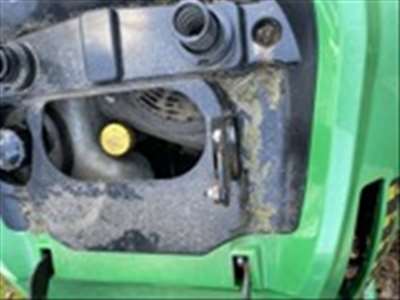 Voici un exemple d'un tracteur tondeuse à gazon à réparer