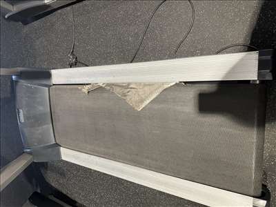 Voici un exemple d'un tapis de course à pied à réparer
